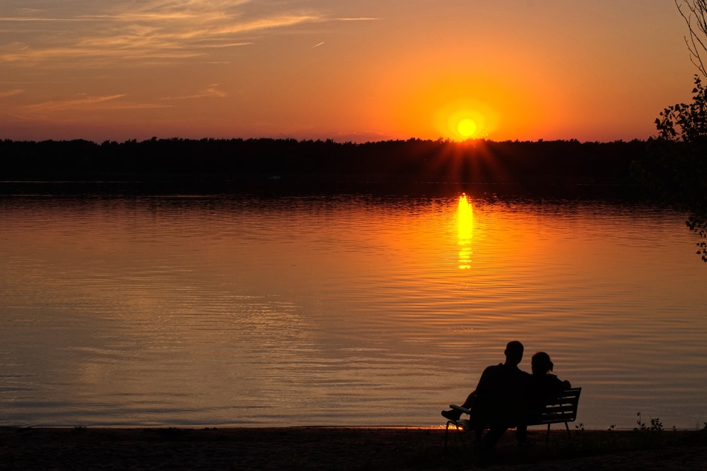 Couple watching the Memphis sunset. Memphis Dating App