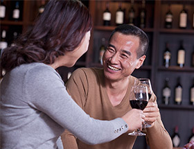 Couple on a drinks date