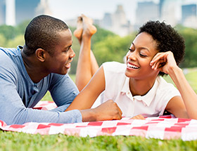 Couple on a picnic date in Omaha