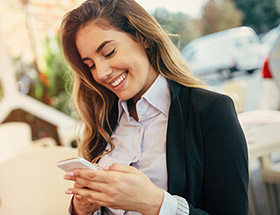 woman using professional dating service on her smartphone